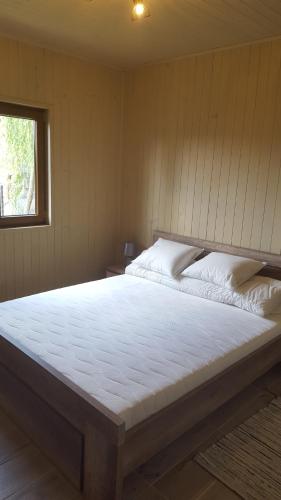 En eller flere senge i et værelse på Domki Lilia