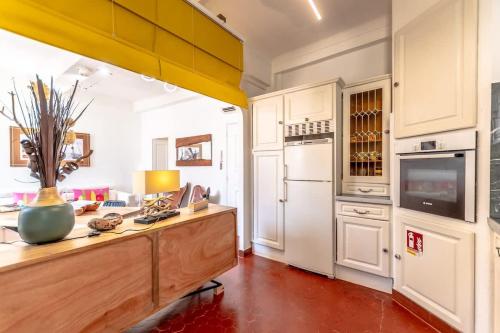 - une cuisine avec un bureau et un vase dans l'établissement Le Seillon l Perfect Location l Shellter Rentals, à Saint-Tropez