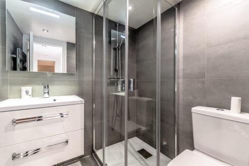une salle de bain avec une douche, des toilettes et un lavabo dans l'établissement House Nartelles l BBQ & Pool l Shellter Rentals, à Sainte-Maxime
