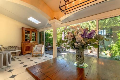 - un vase de fleurs sur une table en bois dans l'établissement House Nartelles l BBQ & Pool l Shellter Rentals, à Sainte-Maxime