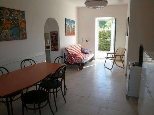 a living room with a table and chairs and a couch at Trilo Simonetta a Marcelli, con aria condizionata e posto auto in Marcelli