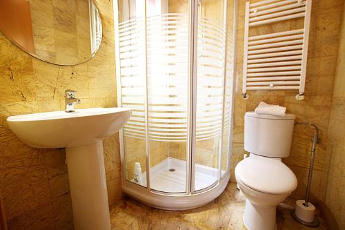 Koupelna v ubytování Villa Garnet by Rentalole