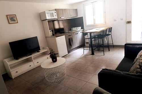 Kuchyň nebo kuchyňský kout v ubytování Cozy duplex 10 minutes from Paris