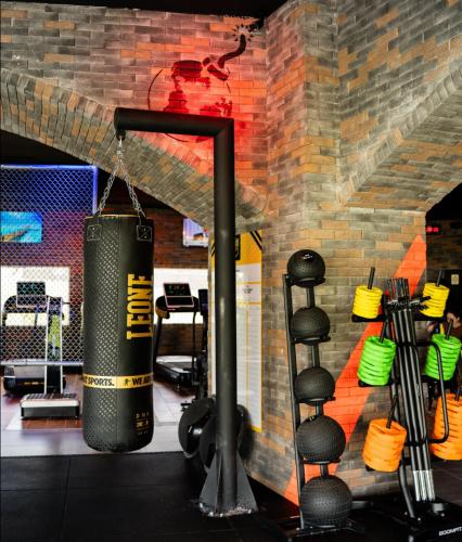 a gym with a punching bag hanging from a wall at Lux Cascais Ocean View in Parede