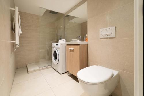 La salle de bains est pourvue de toilettes et d'un lave-linge. dans l'établissement Maison Bianchi - Duplex old town, à Nice