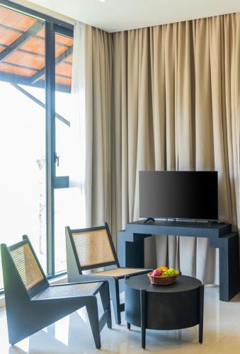 TV a/nebo společenská místnost v ubytování Flora Vythiri Resort Wayanad