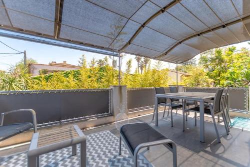 un patio avec tables et chaises sur un balcon dans l'établissement Loft Jasmin l Terrace & Space l Shellter Rentals, à Saint-Tropez