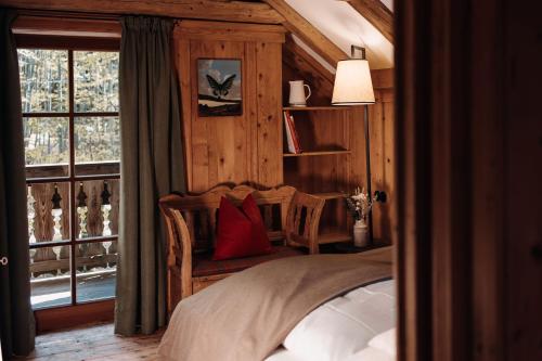 a bedroom with a bed and a window at Forsthaus Wartenfels in Thalgau