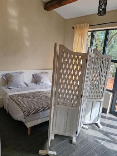 une chambre avec un lit et une grande fenêtre dans l'établissement The Rose Garden - Pernes-les-Fontaines, à Pernes-les-Fontaines