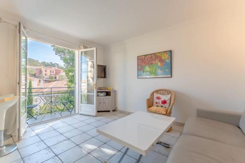 un salon avec un canapé et une table dans l'établissement Floralies A l Views & Parking l Shellter Rentals, à Saint-Tropez