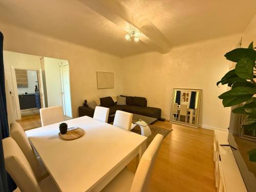 un salon avec une table et un canapé dans l'établissement 2 bedroom apartment 10min from Monaco, à Beausoleil