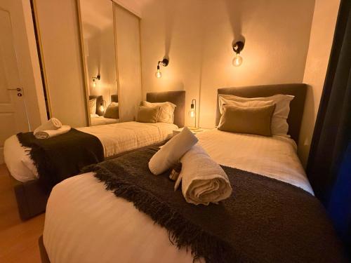 une chambre d'hôtel avec deux lits avec des serviettes dessus dans l'établissement 2 bedroom apartment 10min from Monaco, à Beausoleil