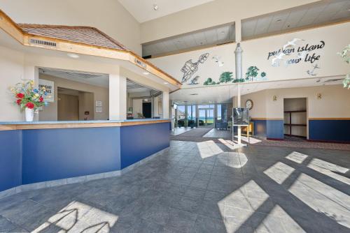 a view of the lobby of a building with a counter at Bayshore Resort At Put-In-Bay in Put-in-Bay