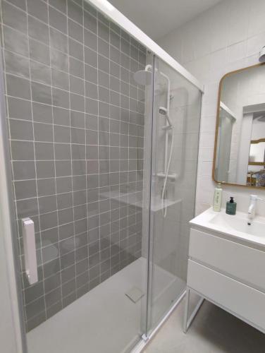 un baño con ducha y lavabo en Apto Pueblo Luna, en Mojácar