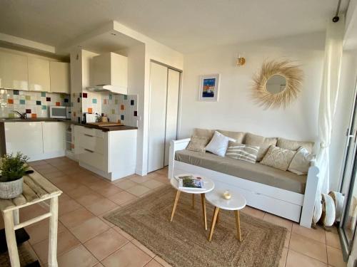 un salon avec un canapé et une table et une cuisine dans l'établissement L'Eden l Panoramic Views l Shellter Rentals, à Saint-Tropez