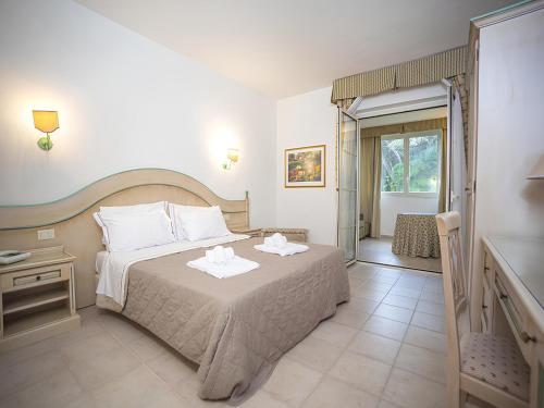 Postel nebo postele na pokoji v ubytování Toscana Wellness Resort