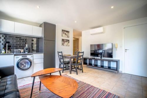 un salon avec une table et une cuisine dans l'établissement Les Lices B l Equiped & Central l Shellter Rentals, à Saint-Tropez