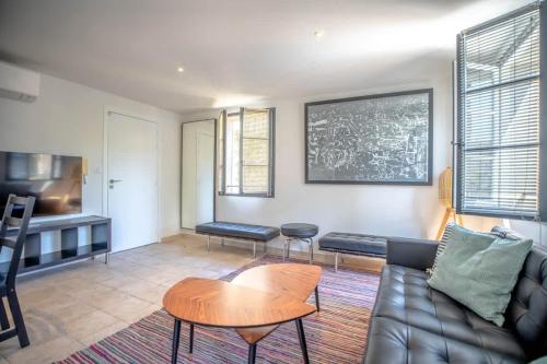 un salon avec un canapé et une table dans l'établissement Les Lices B l Equiped & Central l Shellter Rentals, à Saint-Tropez