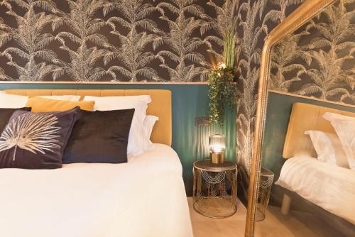 a bedroom with a bed with a mirror and a wall at Suite avec jacuzzi - Le Boudoir de la Loire in Chalonnes-sur-Loire
