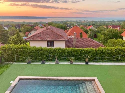 widok z lotu ptaka na dom z basenem w obiekcie Aranyeső Apartmanházak No.1 w mieście Balatonalmádi