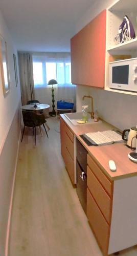 - une cuisine avec un comptoir et une table dans une pièce dans l'établissement Studio Montparnasse, à Paris