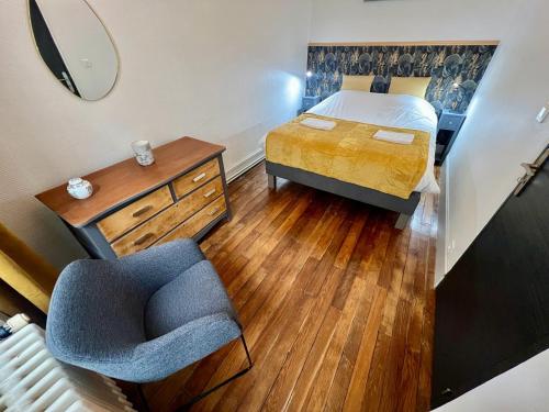 ポワティエにあるBeautiful 1 bedroom apartment - Poitiersのベッドルーム1室(ベッド1台、椅子、鏡付)