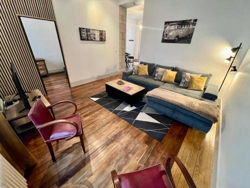 ポワティエにあるBeautiful 1 bedroom apartment - Poitiersのソファとテーブルと椅子のあるリビングルーム