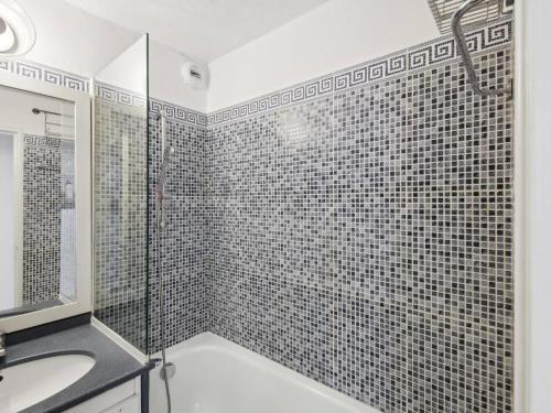 une salle de bain avec une douche en verre et un lavabo dans l'établissement Beautiful apartment with sea view in Cannes 5 pers, à Cannes
