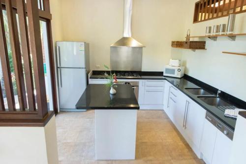 Η κουζίνα ή μικρή κουζίνα στο 4br Beach Villa Private Pool & Jacuzzi