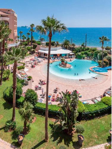 une vue aérienne d'une piscine dans un complexe hôtelier dans l'établissement Beautiful apartment with sea view in Cannes 5 pers, à Cannes