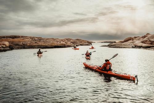 a group of people in kayaks on a river at Smögens Hafvsbad in Smögen