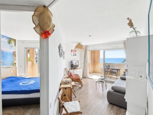 une chambre avec un lit et un salon dans l'établissement Beautiful apartment with sea view in Cannes 5 pers, à Cannes