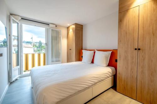 une chambre avec un lit et une grande fenêtre dans l'établissement Le Sublime l View & Terrace l Shellter Rentals, à Saint-Tropez