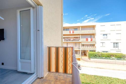 une porte ouverte s'ouvrant sur un balcon offrant une vue sur un bâtiment. dans l'établissement Le Sublime l View & Terrace l Shellter Rentals, à Saint-Tropez