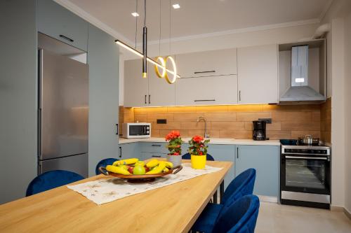 a kitchen with a wooden table with a bowl of fruit at Polixenys home in Daratso