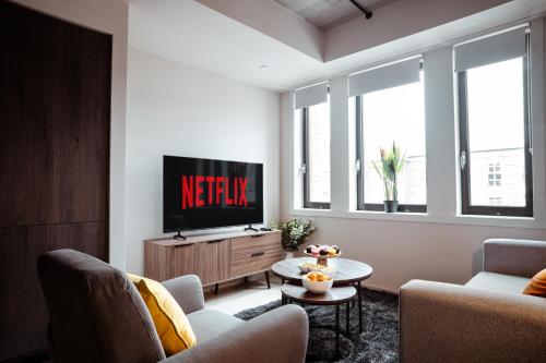 TV a/nebo společenská místnost v ubytování Luxury City Pad WiFi Rooftop Garden Family Workers