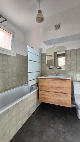 ein Badezimmer mit Waschbecken, Badewanne und Toilette in der Unterkunft Le Colibri - studio paisible et raffiné au sud d'Aix in Aix-en-Provence