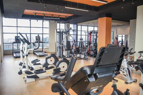 un gimnasio con cintas de correr y máquinas elípticas en City Pen - By Tito Homes, en Nairobi