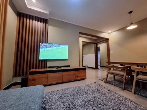 Televisyen dan/atau pusat hiburan di At Home Suites, Moshono Garden Arusha