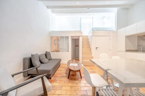 un salon avec un canapé et une table dans l'établissement Le Gambetta l Near the Port l Shellter Rentals, à Saint-Tropez