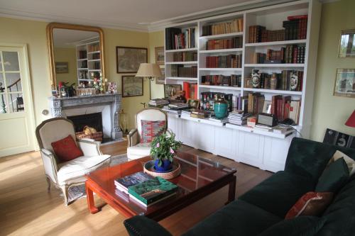 a living room with a couch and a table at Domaine des Tilleuls - Grand Jardin avec Piscine privée sur le Canal de Bourgogne in Ravières