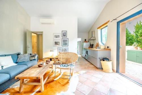 Et opholdsområde på Le Petit Refuge l Authentic l Shellter Rentals