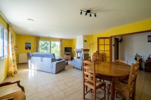 un salon avec une table et un canapé dans l'établissement La Maison du Soleil - A 5min de la plage, à Argelès-sur-Mer