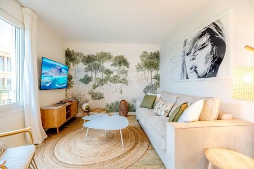 un salon avec un canapé et une table dans l'établissement La Florida l Terrace & Beach l Shellter Rentals, à Saint-Tropez