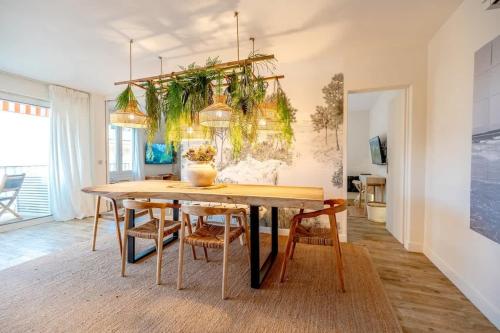 une salle à manger avec une table et des chaises en bois dans l'établissement La Florida l Terrace & Beach l Shellter Rentals, à Saint-Tropez