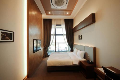 a hotel room with a bed and a window at Pyeongchang Space hubt Hotel & Resort in Pyeongchang 