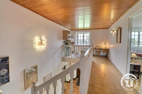 - un escalier dans une maison dotée d'un plafond en bois dans l'établissement La maison camelia, à Saint-Symphorien