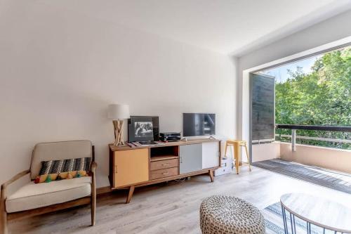 - un salon avec un bureau et une grande fenêtre dans l'établissement Le Bailly l Beachside & Rooftop l Shellter Rentals, à Saint-Tropez