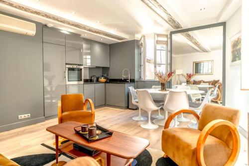 une cuisine et un salon avec une table et des chaises dans l'établissement Kelly's Nest l Heart of Town l Shellter Rentals, à Saint-Tropez