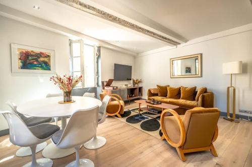 un salon avec une table et un canapé dans l'établissement Kelly's Nest l Heart of Town l Shellter Rentals, à Saint-Tropez